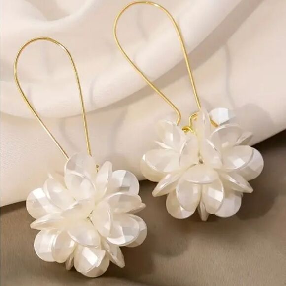 3D Floral Earrings White Big Flowers Gold Plated Dangle Earrings - Picture 9 of 9